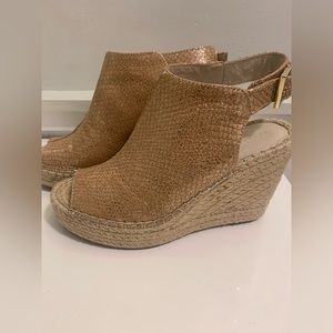 Like New Kenneth Cole Olivia Gold Snake Embossed Leather Espadrille Wedg…